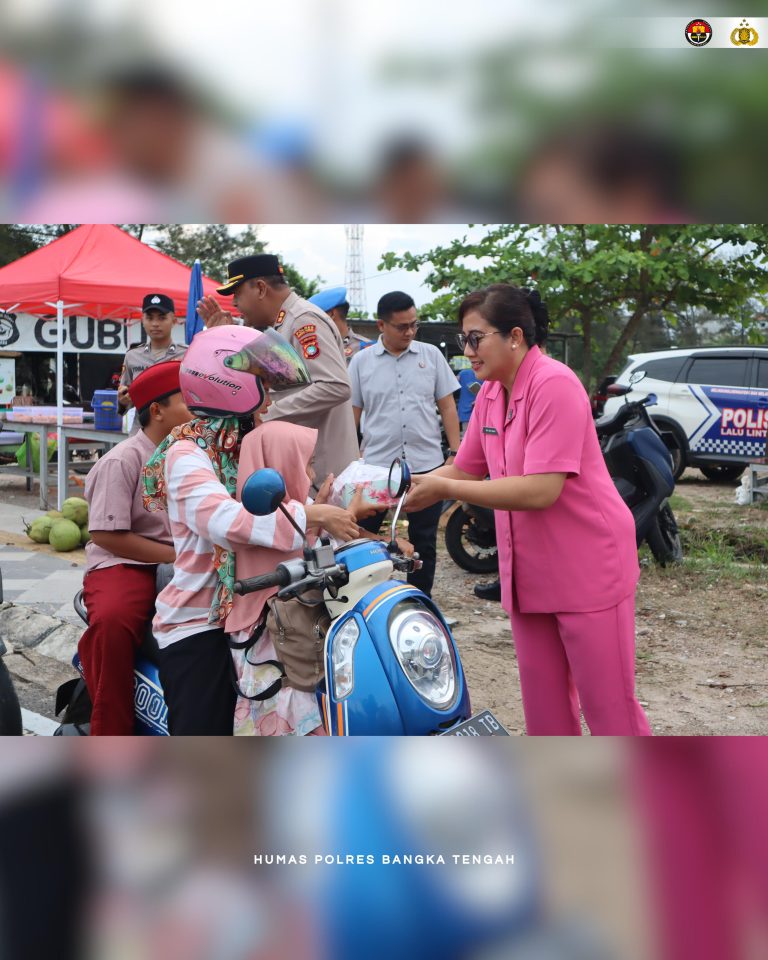 Polres Bangka Tengah Berbagi Takjil, Kapolres Turun Langsung Sapa Masyarakat di Bulan Ramadan 1447 H