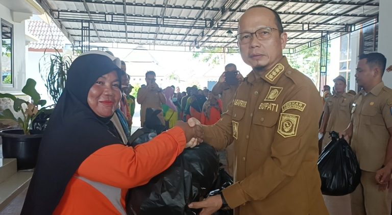 150 Tenaga Kebersihan dan Penjaga Kantor Pemda Bangka Tengah Terima Bingkisan Lebaran