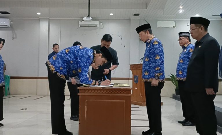 Lantik 44 PNS, Bupati Bangka Tengah Ingatkan Soal Integritas dan Hati