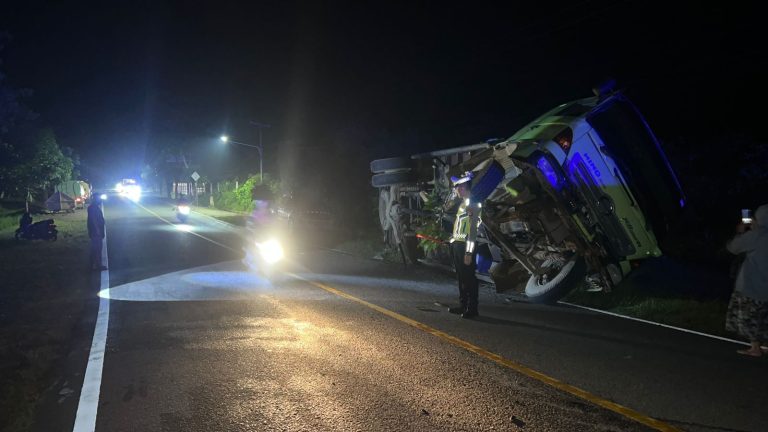 Sebuah Truk Terlibat Kecelakaan Dengan Minibus di Jalan Raya Arung Dalam, Polres Bangka Tengah Amankan TKP