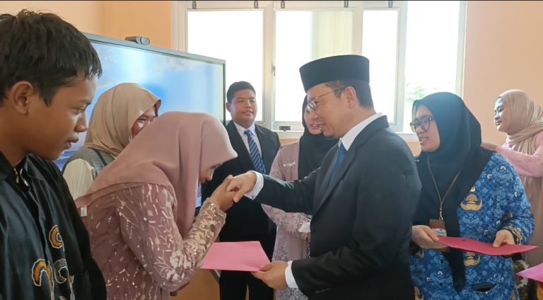 Dindukcapil Bangka Tengah Serahkan KK Baru Jemput Bola di 6 Kecamatan, Algafry Serahkan Langsung
