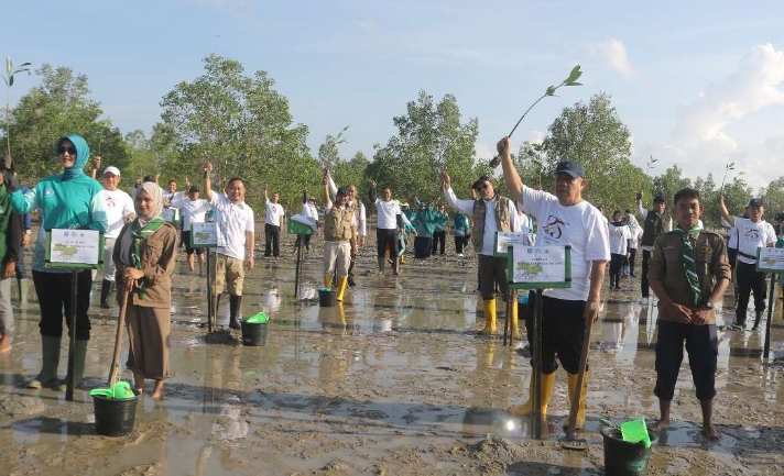 Peringati Hari Lingkungan Hidup Sedunia, 1.000 Bibit Mangruve di Tanam di Pesisir Baskara Bakti