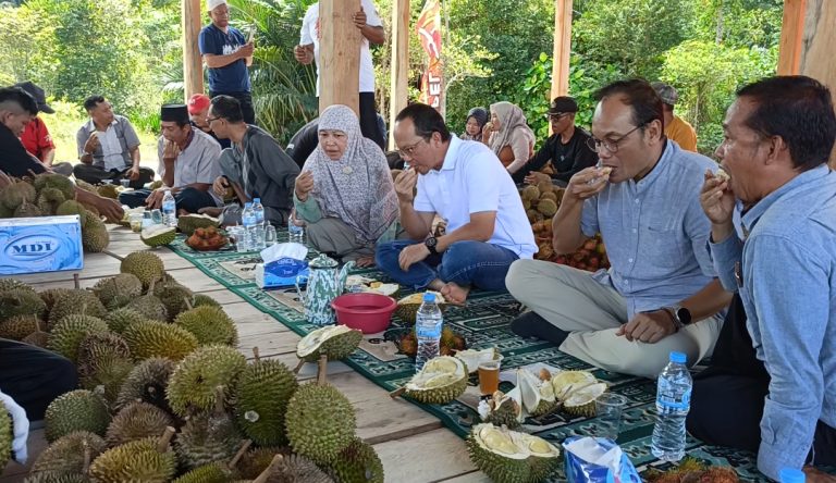 Hasil Panen Melimpah, Masyarakat Desa Air Mesu Gelar Sedekah Kelekak di Bukit Trenggiling Bersama Bupati