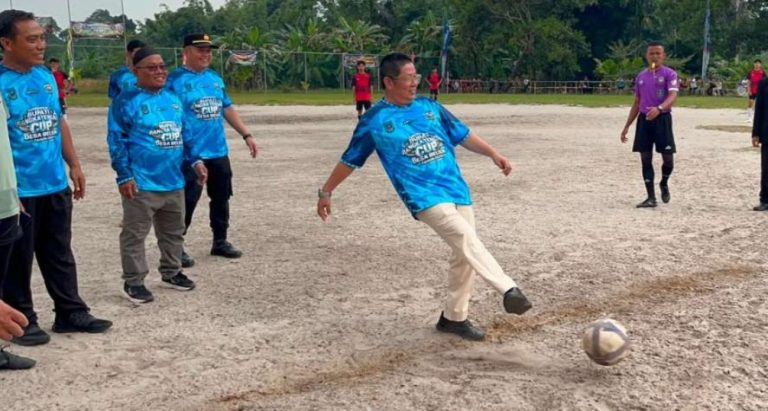 Wabup Efrianda Buka Turnamen Sepakbola Bupati Bangka Tengah Cup 2026 Desa Belilik