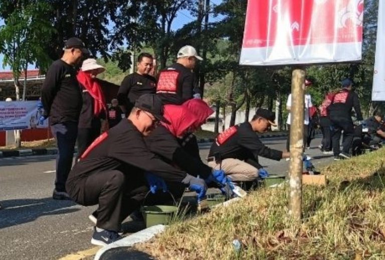 BPJN Babel Bersama Pemkab Bangka Tengah Percantik Jalan Pelepas JELANG HUT RI Ke-81