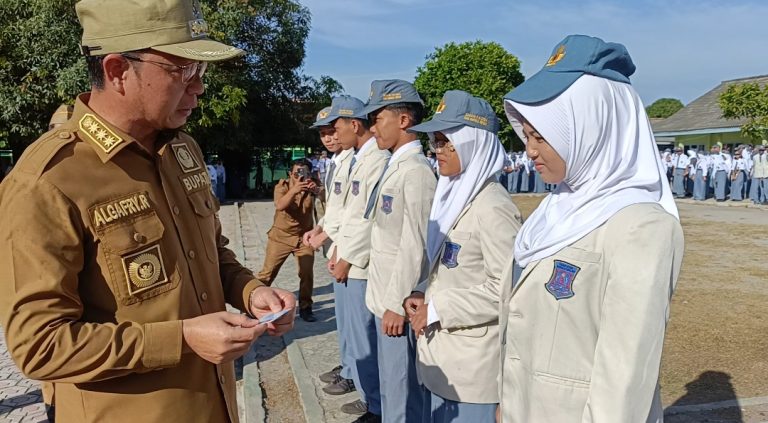 Bupati Bangka Tengah Serahkan Langsung KTP El Pada Pelajar SMAN-1 Koba