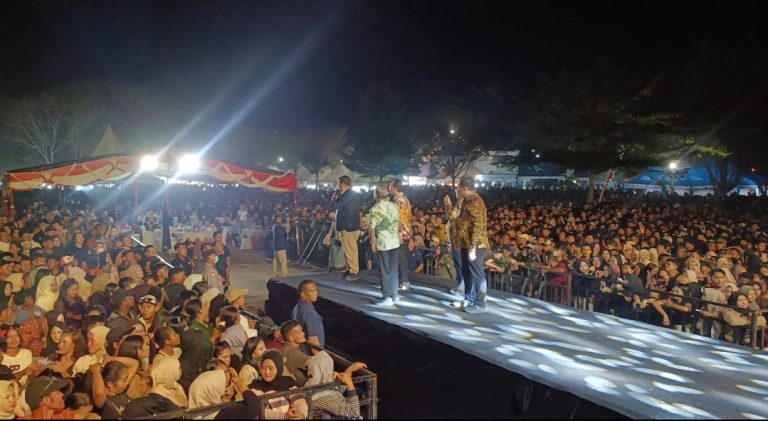 Ribuan Masyarakat Padati Alun Alun Kota Koba Ramaikan Malam Puncak Kobalorasi Vol.4