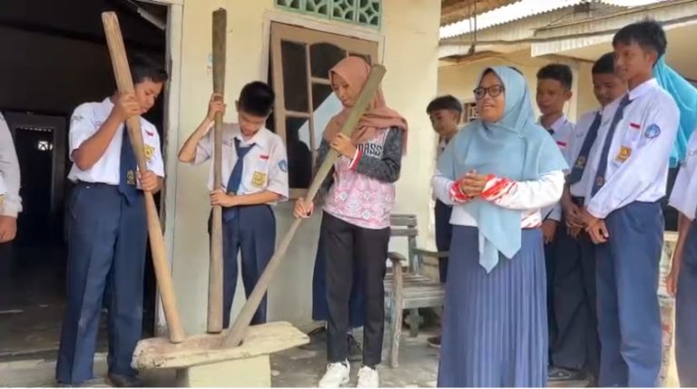 Mengenal Budaya Lokal, Siswa SMP Negeri 2 Sungaiselan Belajar tentang Lesung Penumbuk Padi