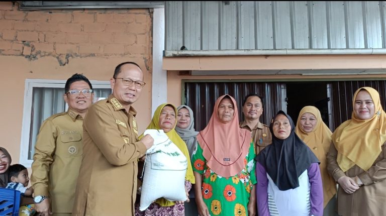 Pastikan Penyaluran Bantuan Pangan Tepat Sasaran Bupati dan Wabup Bangka Tengah Turun Langsung
