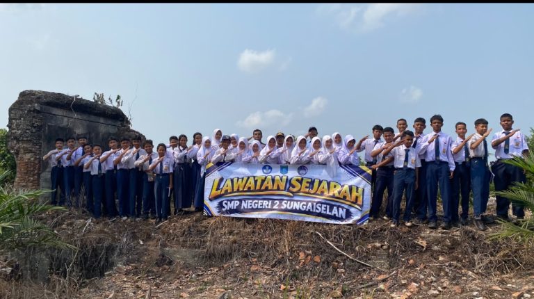 SMP NEGERI 2 Sungaiselan Gelar Lawatan Sejarah Peninggalan Belanda di Hutan Bayat