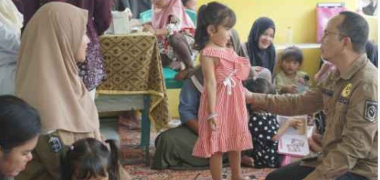 Bupati dan Bunda Posyandu Bangka Tengah Tinjau Posyandu Setia Desa Batu Beriga