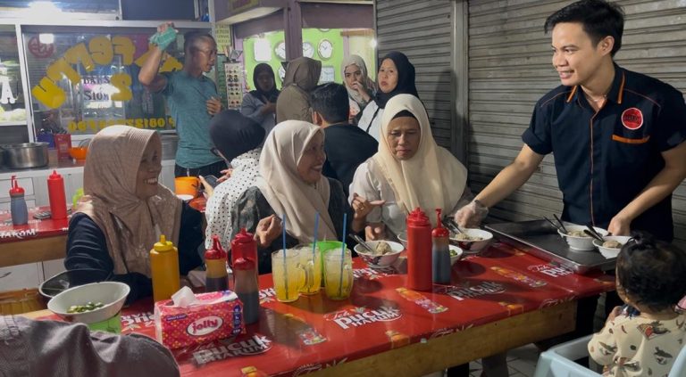 Hari Kesaktian Pancasila, Cak Fery Bagikan 40 Kg Bakso Gratis untuk Masyarakat